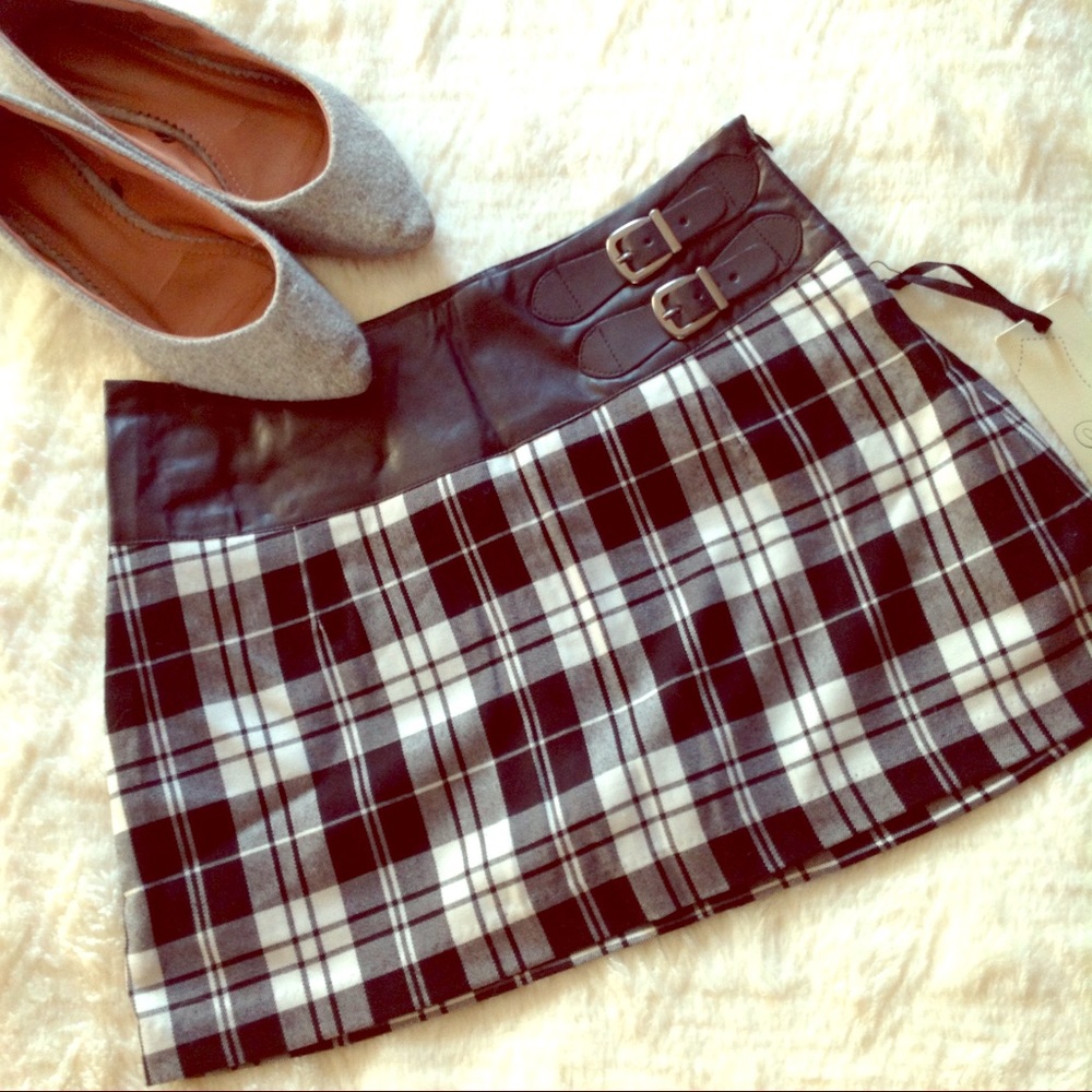 Plaid mini skirt black white sexy schoolgirl